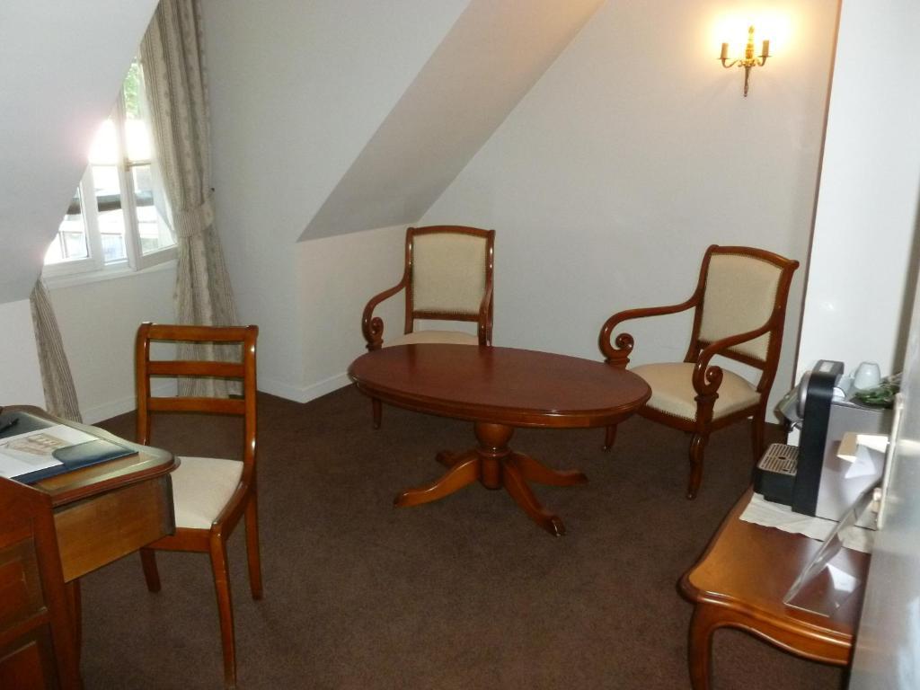 Hostellerie Du Royal Lieu Compiegne Room photo